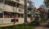 Zur Straßenseite wurden die Balkons der Zeilenbauten verglast, Foto: IBA Hamburg / Martin Kunze